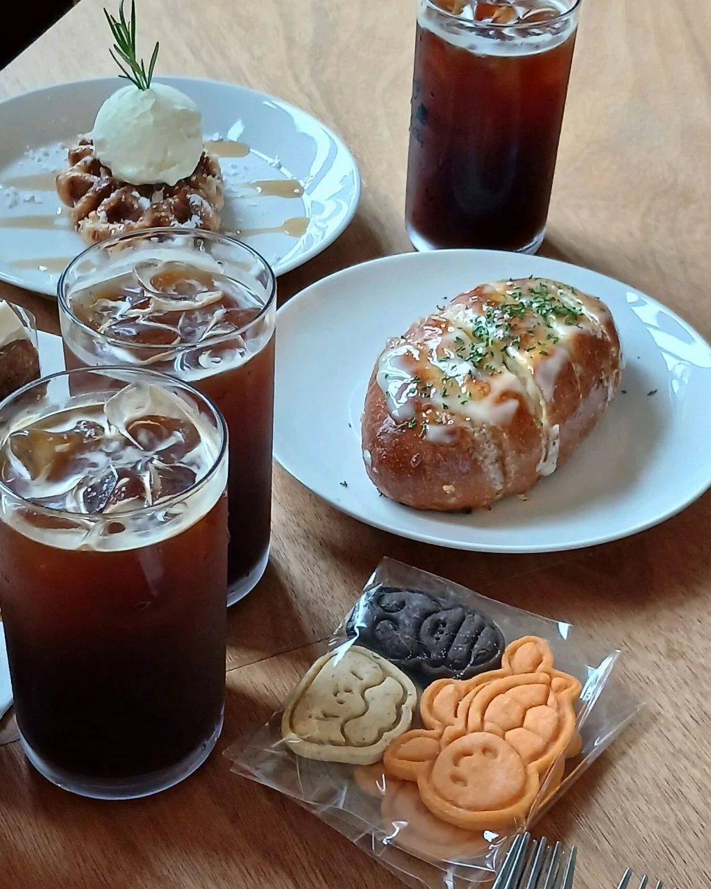 커피와 마늘바게트, 디저트가 놓인 테이블